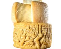 גבינות מחלב כבשים המיוצרות במחלבת שוורצמן